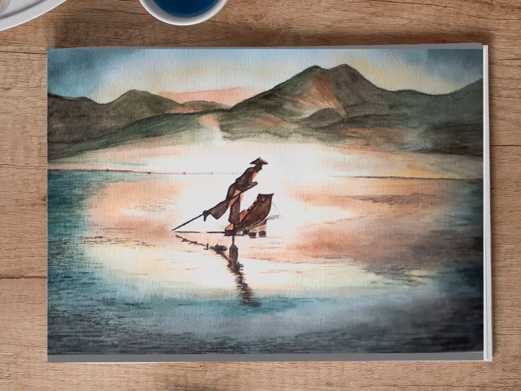 Acuarela de un pescador en un bote tradicional sobre un lago al amanecer, con montañas al fondo y reflejos cálidos en el agua.