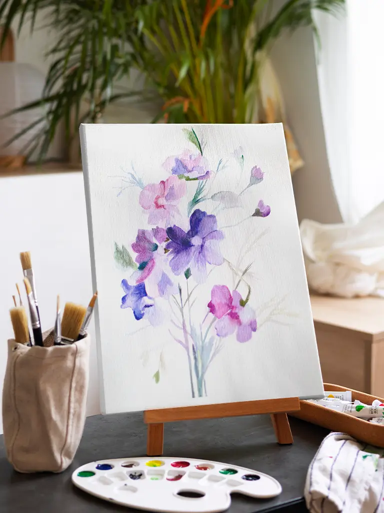 Ilustración de flores en tonos lilas y rosas pintadas con acuarela sobre lienzo